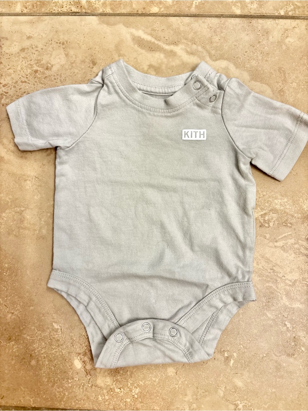 Kith Short-Sleeve Infant Bodysuit in Light Gray
